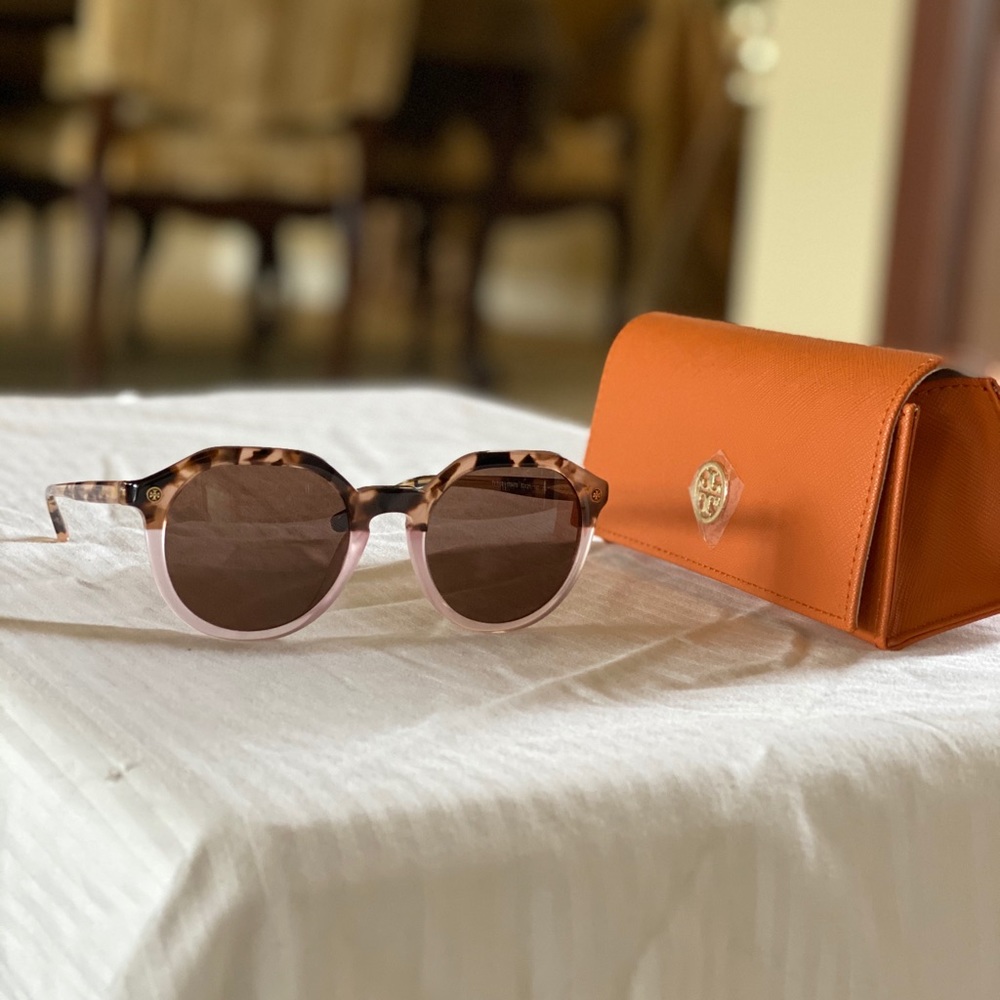 Brand New Tory Burch Logo Temple Sunglasses